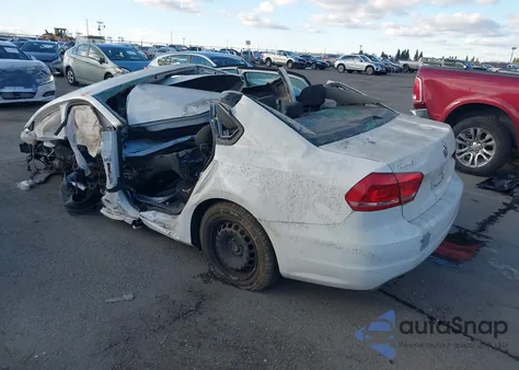 2014 Volkswagen Passat 2.5L S z USA, uszkodzony, nr VIN 1VWAP7A33EC006542